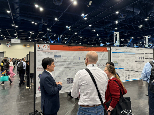 리가켐바이오 관게자가 'SITC 2024'에서 자체 개발 신규기전 면역항암제인 LCD39의 비임상 데이터를 발표하고 있다. 리가켐바이오 제공.